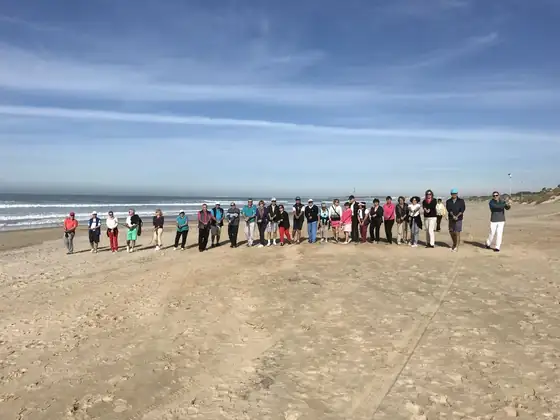 Groupe d'élèves en stage, au bord de la mer