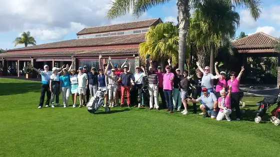 Groupe d'élèves devant le club-house, en stage
